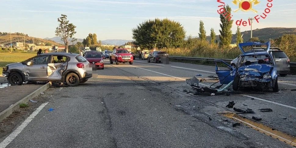Violento scontro fra tre auto a Catanzaro, quattro persone ferite e traffico in tilt