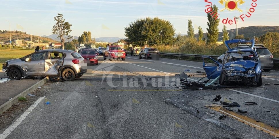 Violento scontro fra tre auto a Catanzaro, quattro persone ferite e traffico in tilt