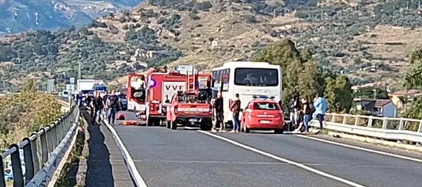 Scontro tra un pullman ed un’auto all’altezza di Gioiosa Ionica. Interviene l’elisoccorso Scontro tra un pullman ed un’auto all’altezza di Gioiosa Ionica. Interviene l’elisoccorso