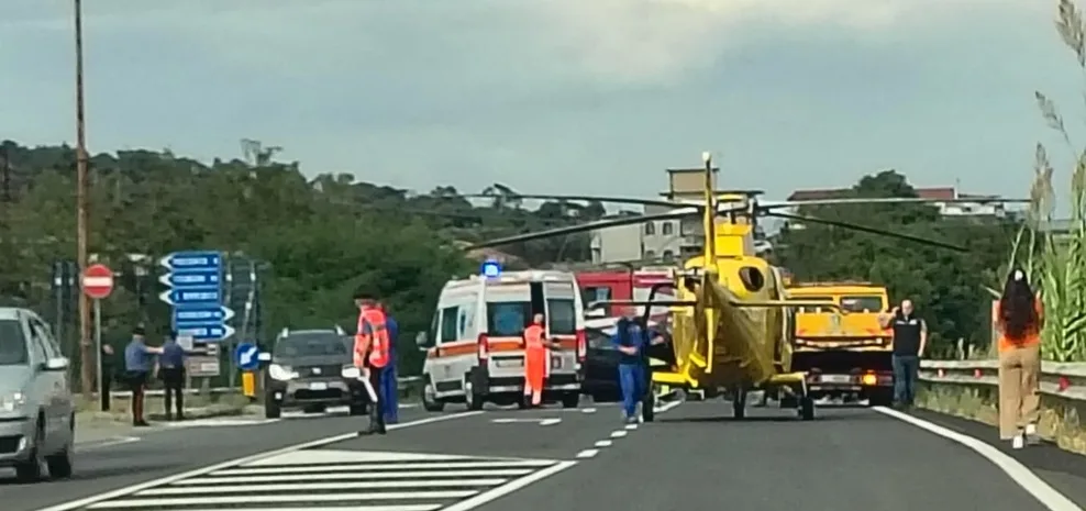 Incidente sulla statale 106 al bivio di Stignano. Atterra l’elisoccorso