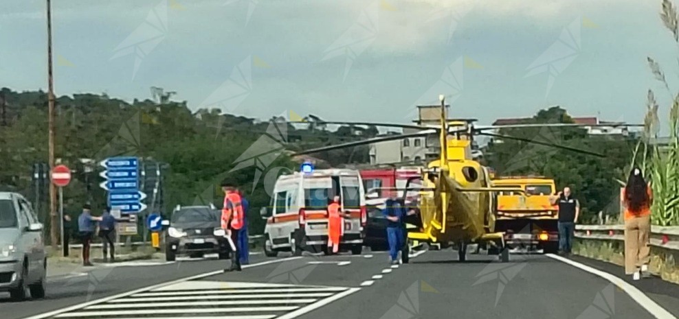 Incidente sulla statale 106 al bivio di Stignano. Atterra l’elisoccorso