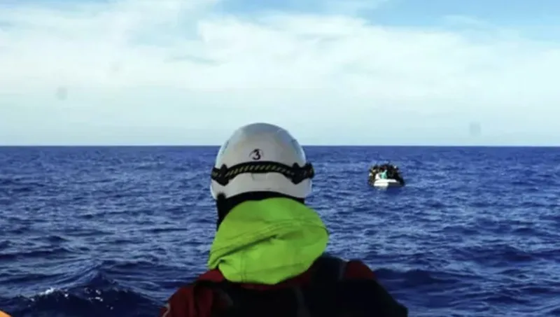 Tragedia al largo di Lampedusa: morti due migranti e 14 in gravi condizioni intossicati da idrocarburi