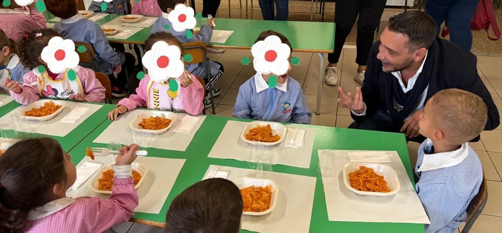 A Cinquefrondi mensa attiva dal 1° ottobre con tante novita’. Oggi amministrazione a pranzo con I bambini A Cinquefrondi mensa attiva dal 1° ottobre con tante novita’. Oggi amministrazione a pranzo con I bambini