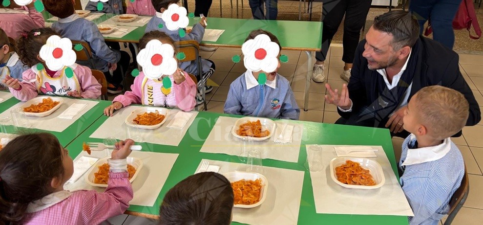 A Cinquefrondi mensa attiva dal 1° ottobre con tante novita’. Oggi amministrazione a pranzo con I bambini