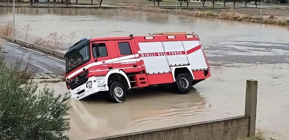 Mezzo dei vigili del fuoco si ribalta durante un intervento sulla statale 106