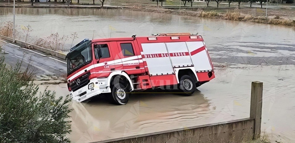 Mezzo dei vigili del fuoco si ribalta durante un intervento sulla statale 106