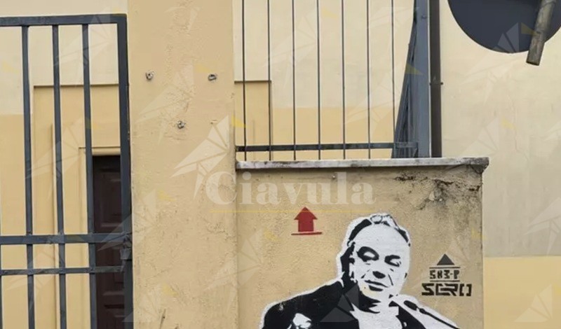 “La cultura rende liberi”: a Cinquefrondi un murale dedicato a Nicola Gratteri