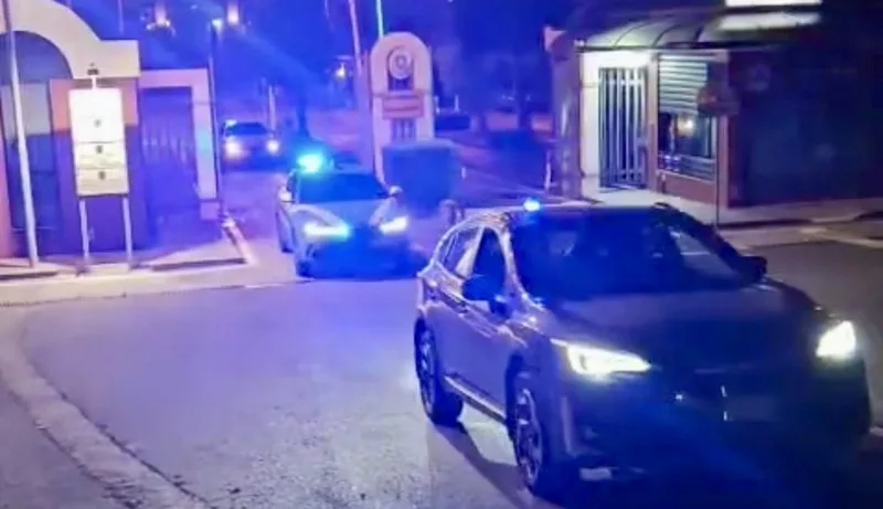 Viola il divieto di avvicinamento all’ex compagno e lo aggredisce, arrestata Viola il divieto di avvicinamento all’ex compagno e lo aggredisce, arrestata