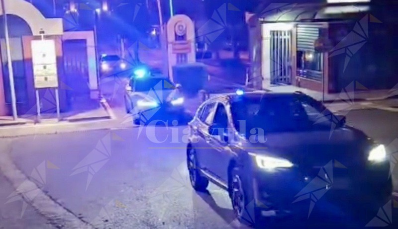 Viola il divieto di avvicinamento all’ex compagno e lo aggredisce, arrestata