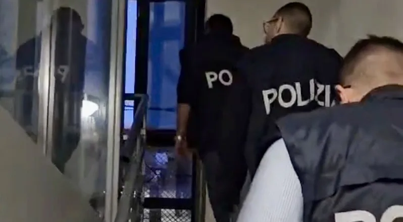 Spacciano droga nei pressi di scuole e locali, 2 persone in manette Spacciano droga nei pressi di scuole e locali, 2 persone in manette