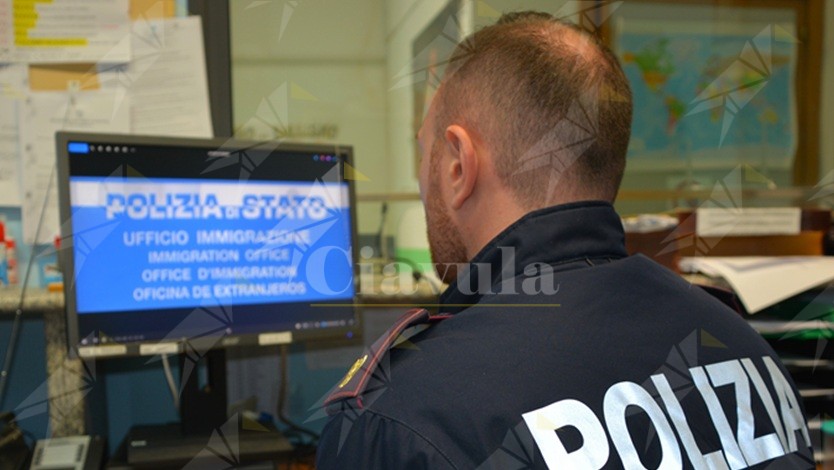 Vibo Valentia, espulso un uomo nigeriano appartenente all’organizzazione criminale “Black Axe” Vibo Valentia, espulso un uomo nigeriano appartenente all’organizzazione criminale “Black Axe”