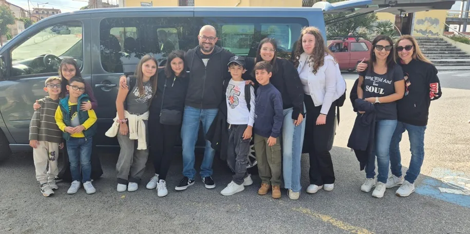 Foto del giorno: i ragazzi di Caulonia in partenza per la Sila