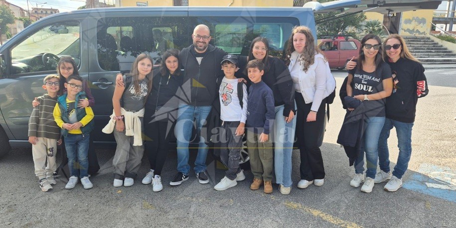 Foto del giorno: i ragazzi di Caulonia in partenza per la Sila