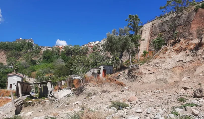 La segnalazione del lettore: “Una delle piazze più suggestive di Caulonia rischia di scomparire completamente”