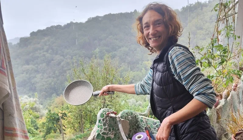 A San Nicola di Caulonia, dopo una settimana senz’acqua, si lavano le padelle sotto la pioggia