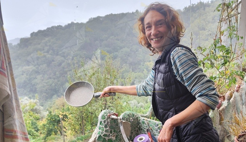 A San Nicola di Caulonia, dopo una settimana senz’acqua, si lavano le padelle sotto la pioggia