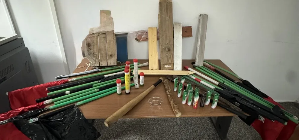 Sequestrati fumogeni e bombe carta durante la partita di calcio tra la A.S. Reggina 1914 e la A.S.D. Nocerina Calcio 1910 Sequestrati fumogeni e bombe carta durante la partita di calcio tra la A.S. Reggina 1914 e la A.S.D. Nocerina Calcio 1910