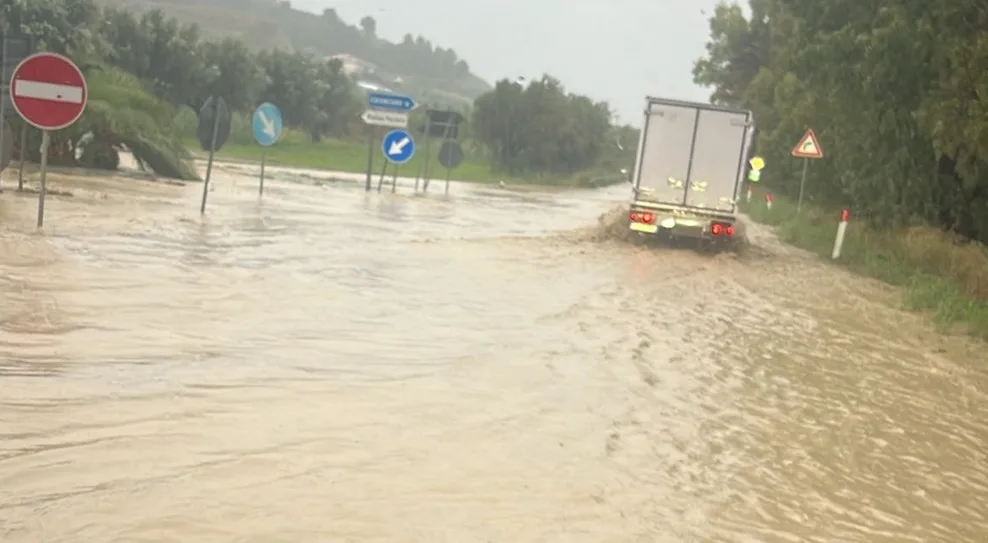 Foto del giorno: strade allagate a Squillace Foto del giorno: strade allagate a Squillace