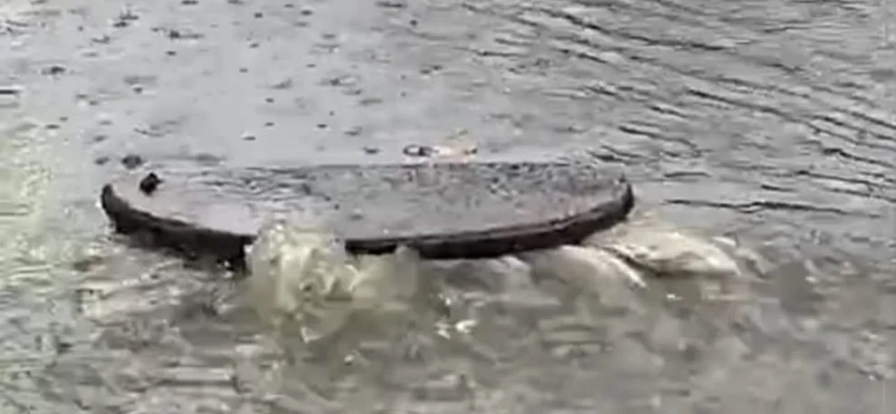 Piove un po’ e a Caulonia marina saltano i tombini – video