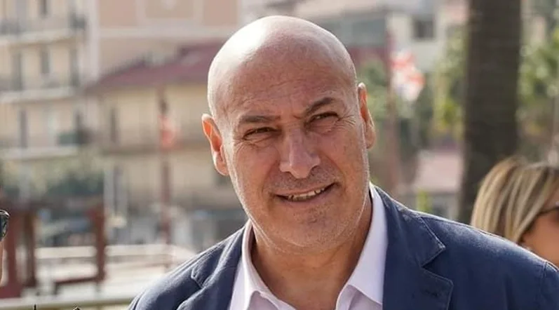 Il sindaco di Crotone Voce si dimette dopo l’aggressione al consigliere comunale Ioppoli Il sindaco di Crotone Voce si dimette dopo l’aggressione al consigliere comunale Ioppoli