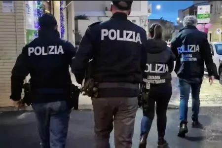 Alcol ai minorenni nella movida catanzarese: due bar sanzionati dalla Polizia