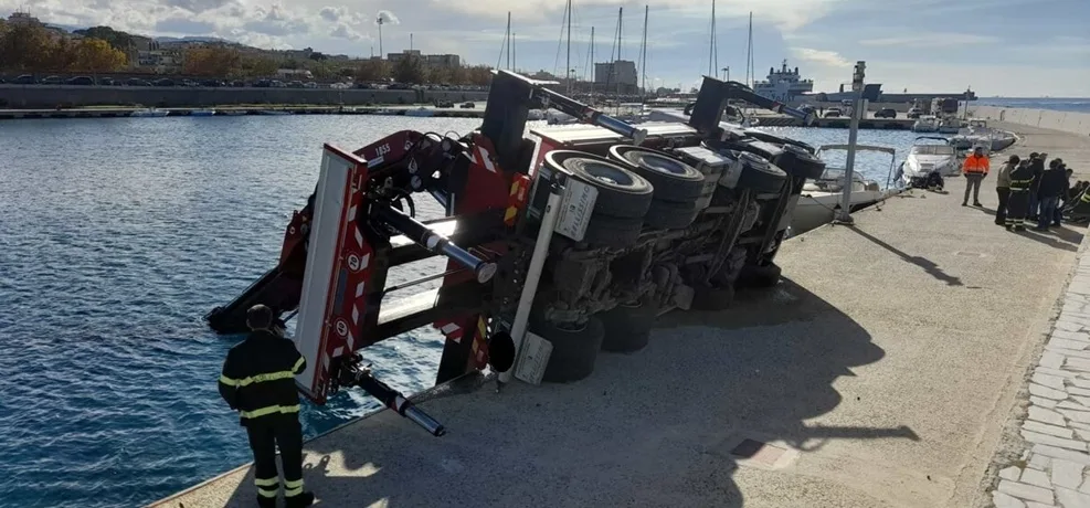Gru finisce in mare durante i lavori ai frangiflutti al porto turistico di Villa San Giovanni