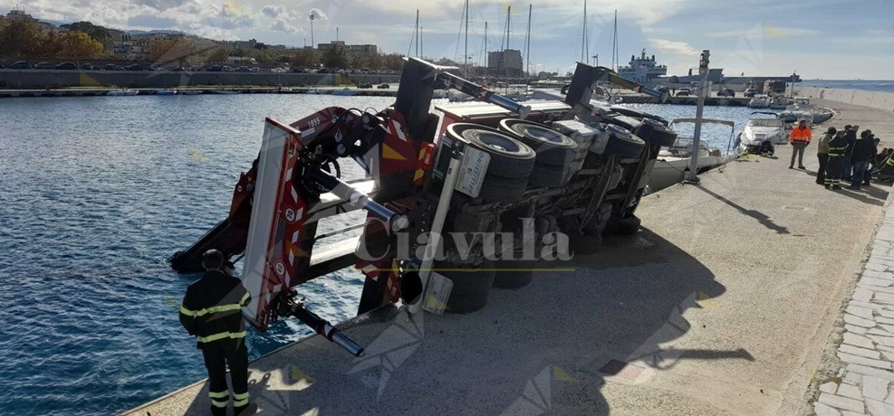 Gru finisce in mare durante i lavori ai frangiflutti al porto turistico di Villa San Giovanni