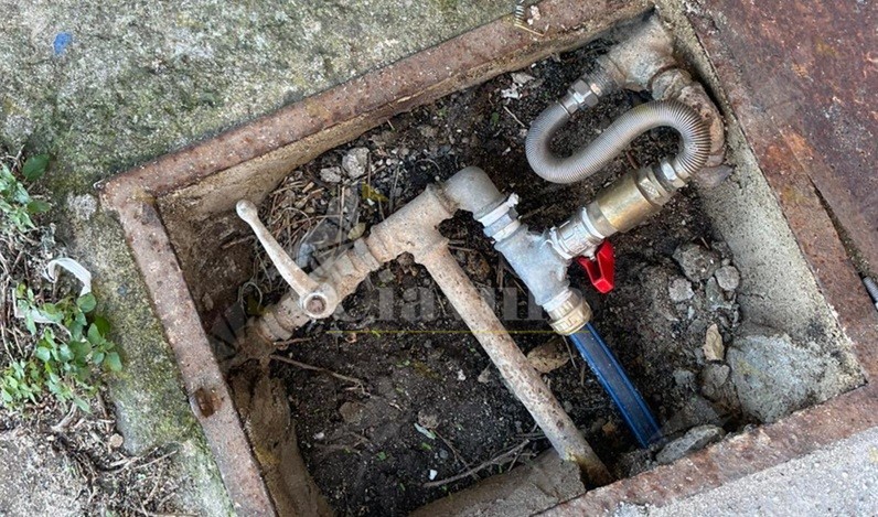 Abusivismo edilizio ed allaccio abusivo alla rete idrica, deferite due persone