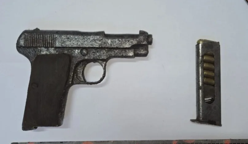 Trovata pistola carica pronta all’uso nascosta in un tubo a Crotone Trovata pistola carica pronta all’uso nascosta in un tubo a Crotone