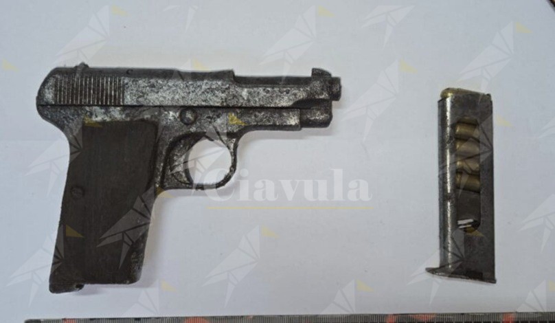 Trovata pistola carica pronta all’uso nascosta in un tubo a Crotone