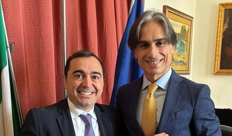 Successo per “Catoja in Festa” a Benestare: il sindaco Mantegna consegna la felpa ufficiale al sindaco metropolitano Falcomatà