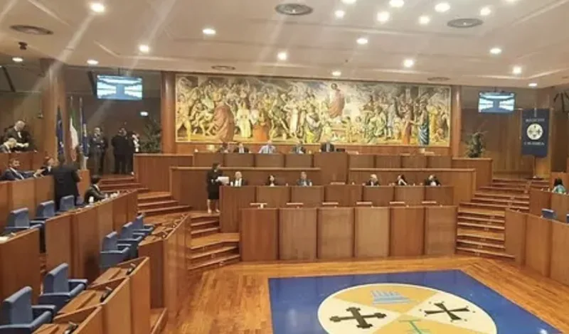 Approvata la modifica dello Statuto della Regione Calabria: gli assessori aumentano a nove e si crea la figura dei sottosegretari