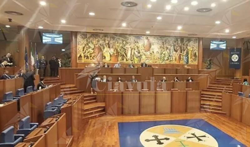 Approvata la modifica dello Statuto della Regione Calabria: gli assessori aumentano a nove e si crea la figura dei sottosegretari Approvata la modifica dello Statuto della Regione Calabria: gli assessori aumentano a nove e si crea la figura dei sottosegretari