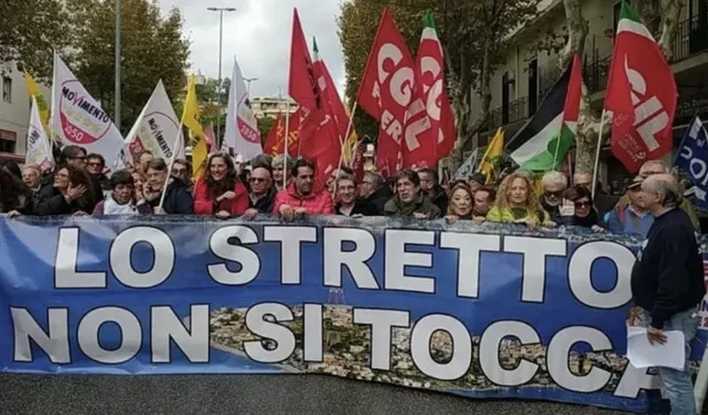 Migliaia di persone al corteo contro il ponte sullo Stretto a Messina