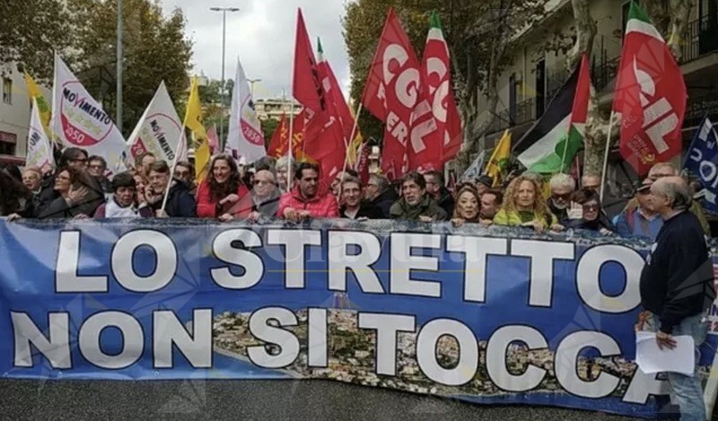 Migliaia di persone al corteo contro il ponte sullo Stretto a Messina