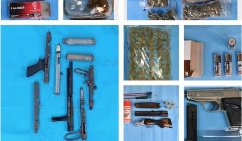 Droga, armi clandestine e munizioni in un complesso di case popolari di Tropea Droga, armi clandestine e munizioni in un complesso di case popolari di Tropea