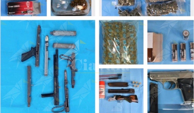 Droga, armi clandestine e munizioni in un complesso di case popolari di Tropea Droga, armi clandestine e munizioni in un complesso di case popolari di Tropea