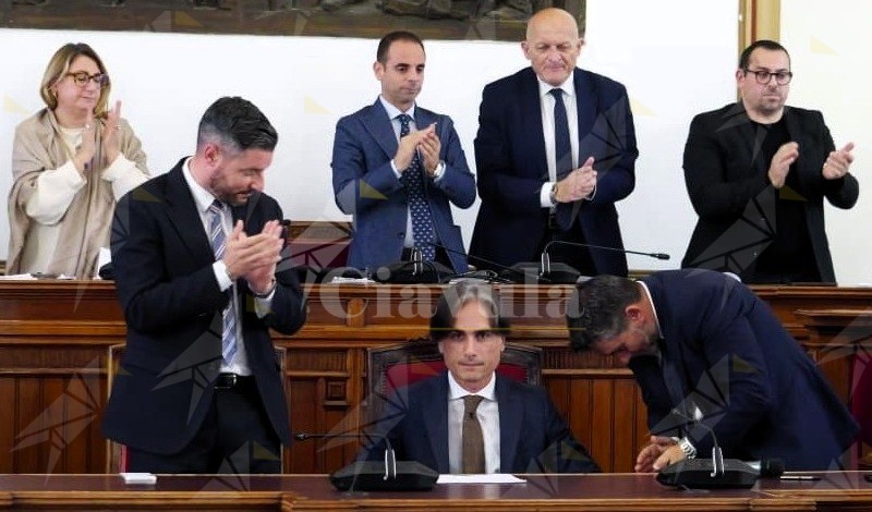 Il saluto del sindaco di Reggio in consiglio comunale: “Vi ringrazio tutti è stato un viaggio bellissimo e per me è stato un grande onore”