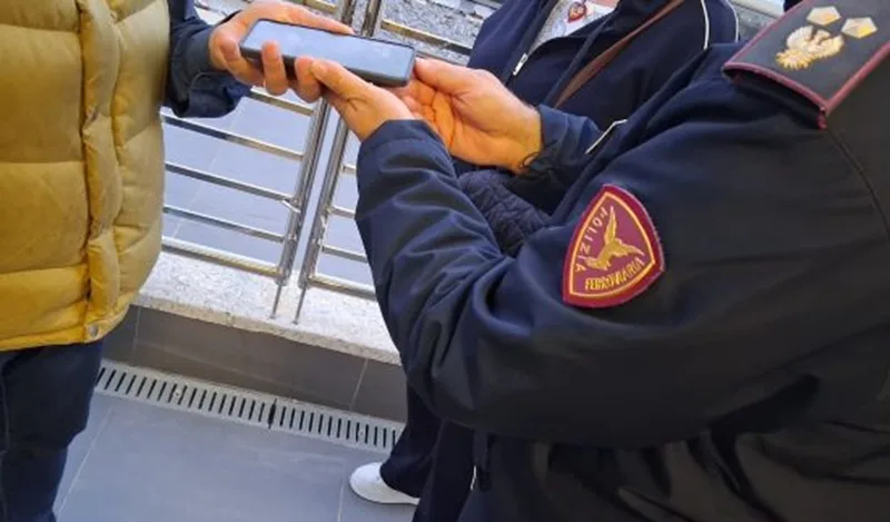 Catanzaro, la Polizia ferroviaria restituisce un cellulare rubato: identificato e denunciato il responsabile