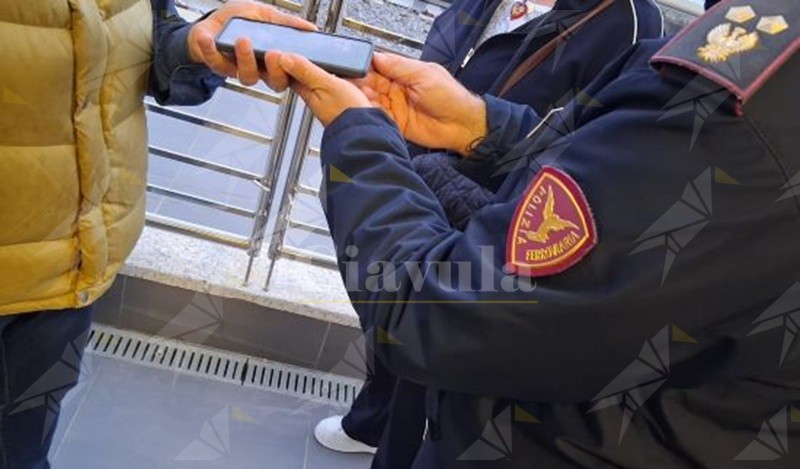 Catanzaro, la Polizia ferroviaria restituisce un cellulare rubato: identificato e denunciato il responsabile Catanzaro, la Polizia ferroviaria restituisce un cellulare rubato: identificato e denunciato il responsabile