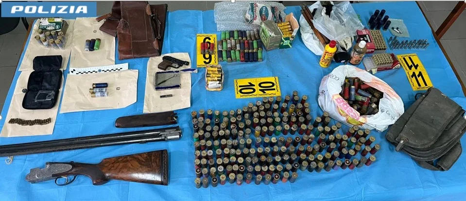 Nasconde un fucile rubato e una pistola priva di matricola in un casolare. Un arresto a Serra San Bruno Nasconde un fucile rubato e una pistola priva di matricola in un casolare. Un arresto a Serra San Bruno