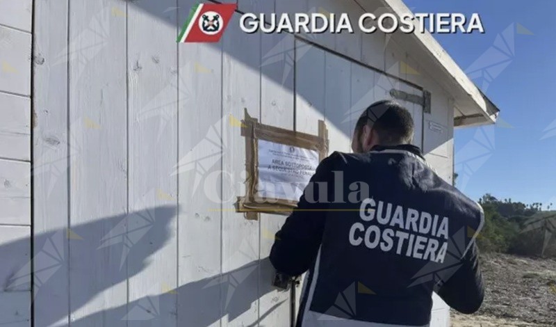 Irregolarità ambientali e demaniali, sequestrati un chiosco sul mare e un frantoio a Isola Capo Rizzuto