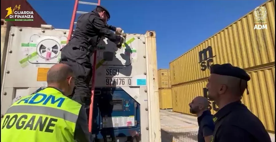 Maxi sequestro di droga al porto di Gioia Tauro. Individuati 175 kg di cocaina per un valore di 30 milioni di euro Maxi sequestro di droga al porto di Gioia Tauro. Individuati 175 kg di cocaina per un valore di 30 milioni di euro