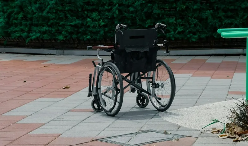 Prescrive una “sedia elettrica”: la svista di un medico calabrese diventa virale sui social