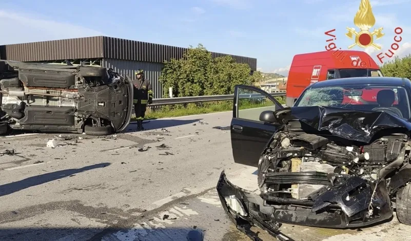 Incidente a Catanzaro, auto si ribalta su Viale Europa: un ferito e traffico in tilt Incidente a Catanzaro, auto si ribalta su Viale Europa: un ferito e traffico in tilt