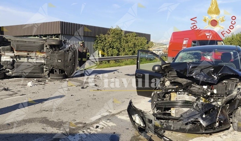 Incidente a Catanzaro, auto si ribalta su Viale Europa: un ferito e traffico in tilt