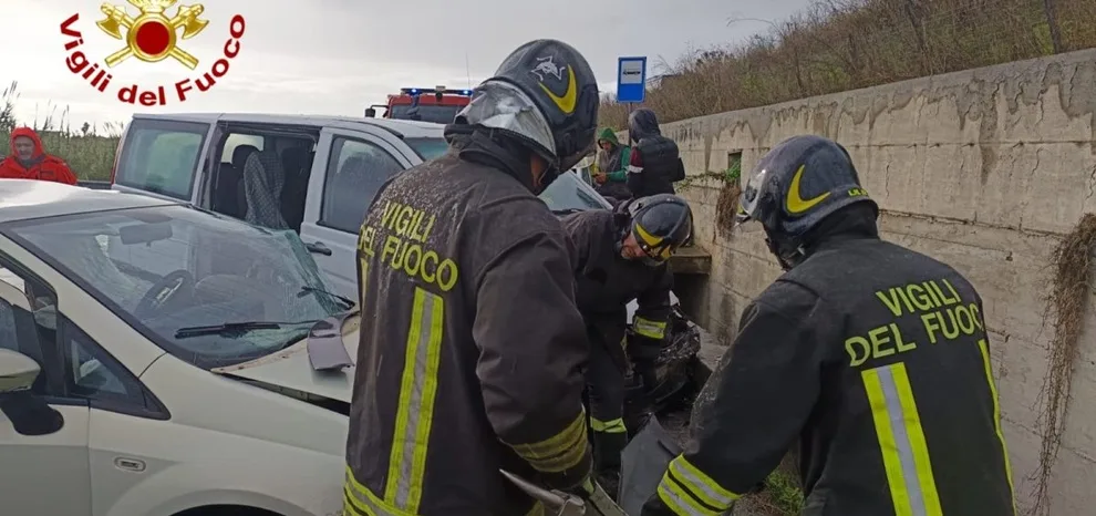 Scontro tra un furgone ed un’auto sulla SS 106. Quattro persone ferite, interviene l’elisoccorso