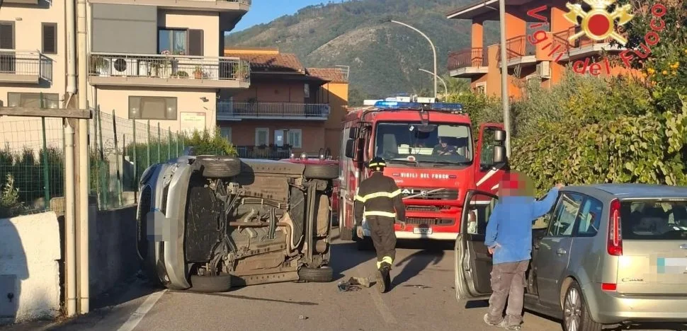 Scontro tra due auto a Lamezia, una si ribalta. Due feriti