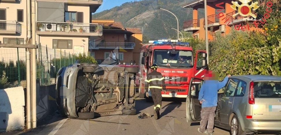 Scontro tra due auto a Lamezia, una si ribalta. Due feriti