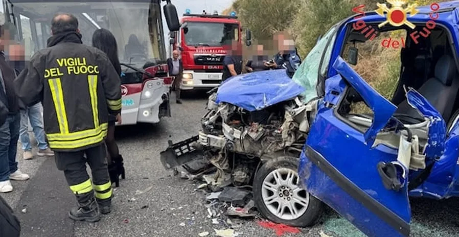 Scontro tra un autobus di linea e un furgone a Reggio Calabria. Un ferito grave Scontro tra un autobus di linea e un furgone a Reggio Calabria. Un ferito grave